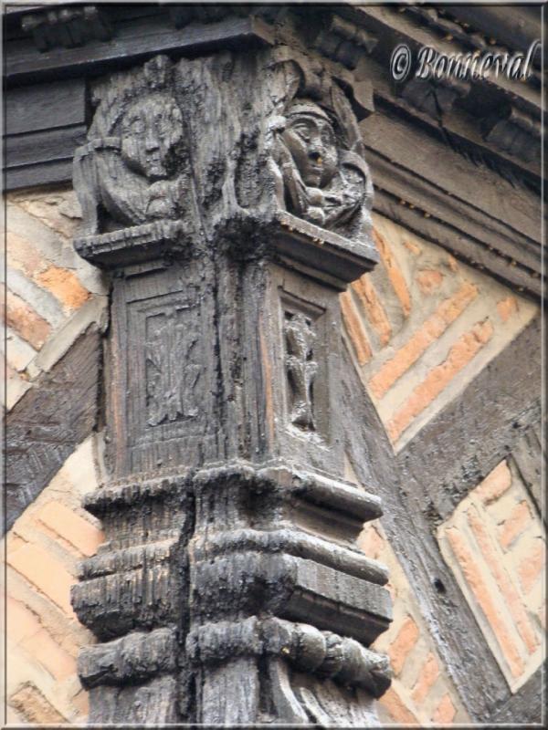 Albi Maison Enjalbert poteau cornier sculpté