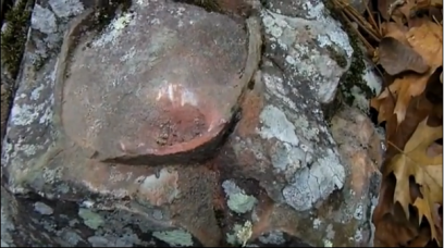 Un mystérieux tuyau en métal incrusté dans un rocher