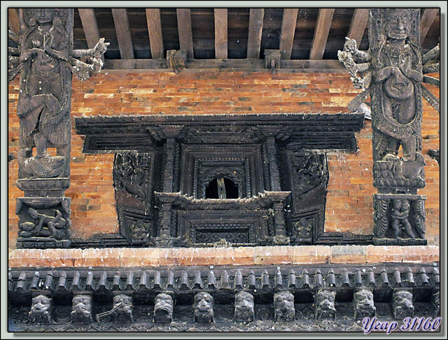 Blog de images-du-pays-des-ours : Images du Pays des Ours (et d'ailleurs ...), Temple Amar Narayan Mandir: détails des boiseries Newar - Tansen (Palpa) - Népal