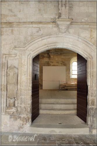 Abbaye de Montmajour cloître porte du réfectoire galerie sud