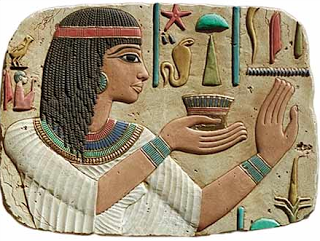 Cette coiffure de l'Egypte antique ne diffère en rien des coiffures du même genre qu'on retrouve aujourd'hui encore en Afrique Noire.
