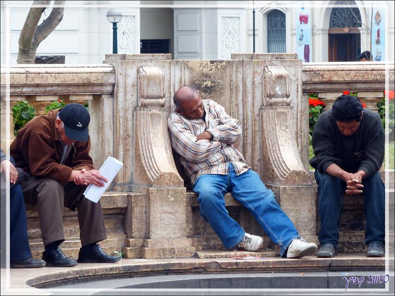 Balade le nez en l'air dans le Lima historique (Pérou) : et sur la Plaza San Martin, le sempiternel meeting politique !