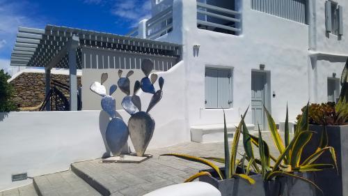 Le balcon posé sur la mer (11-2) à Μύκονoς. Le balcon du Samedi Saint