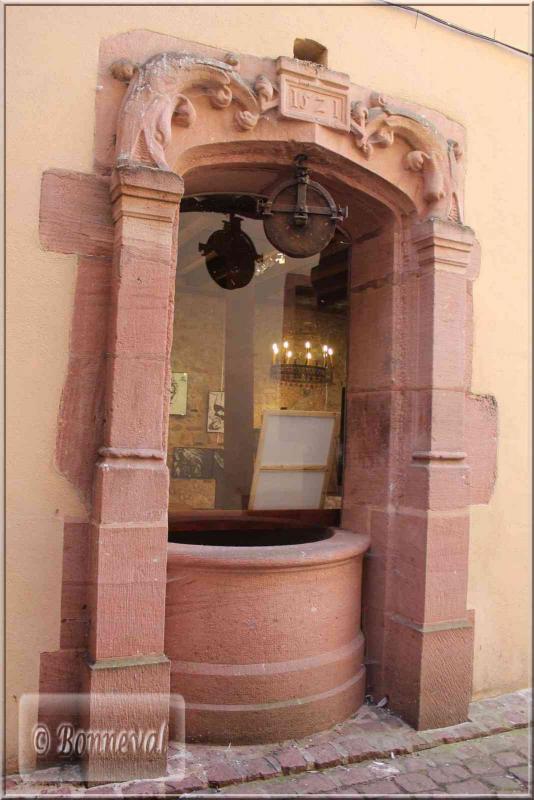 Alsace Haut-Rhin Route des Vins Kaysersberg puits Renaissance