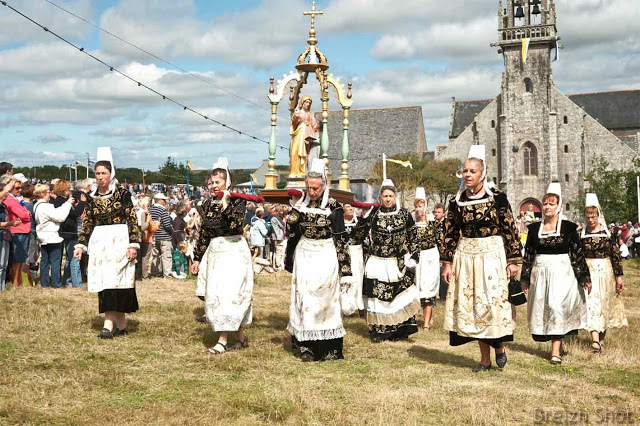procession sainte-anne-la-palud