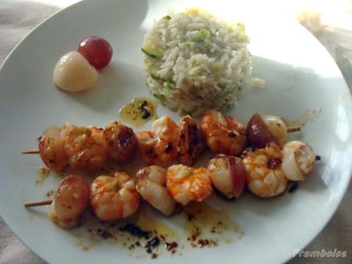  Brochettes Gambas aux litchis et raisins