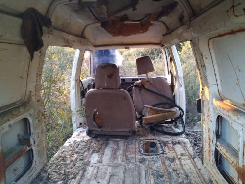 Vehicule bien planqué depuis longtemps en garrigue pentue