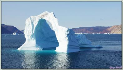 Navigation dans le Fjord Inglefield : la transformation de l'iceberg en arche - Région de Qaanaaq - Groenland
