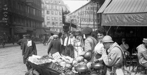 La Grande Guerre expliquée en images. Poilus en permission, Paris  1916