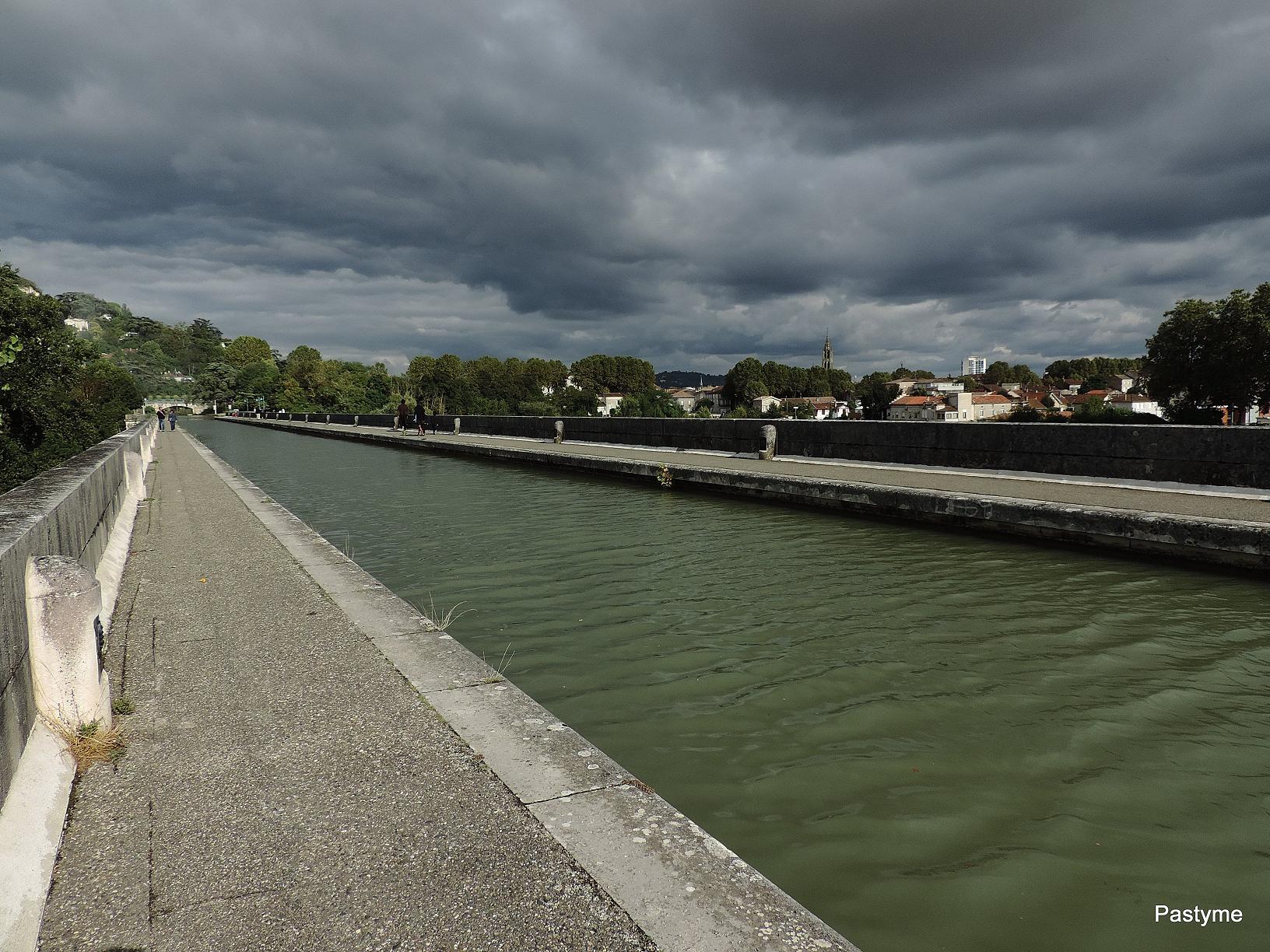 AGEN - le pont canal