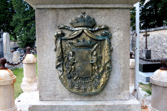 Le mausolée du Maréchal Marmont, duc de Raguse, s'élève majestueusement au cimetière saint Vorles de Châtillon-sur-Seine