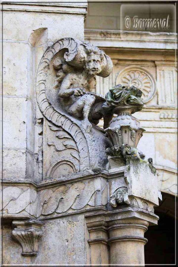 La Rochelle rue des Augustins Maison Henri II sculpture