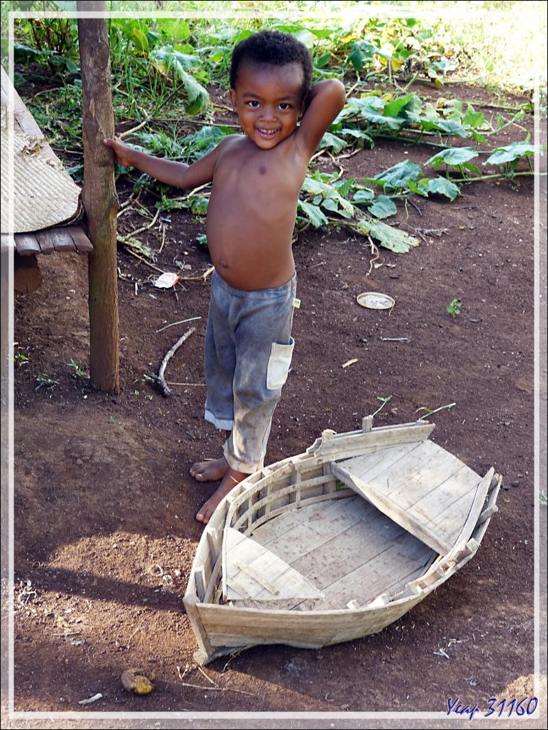 Promenade dans la forêt de Nosy Sakatia : Rencontre avec un futur marin ... - Madagascar