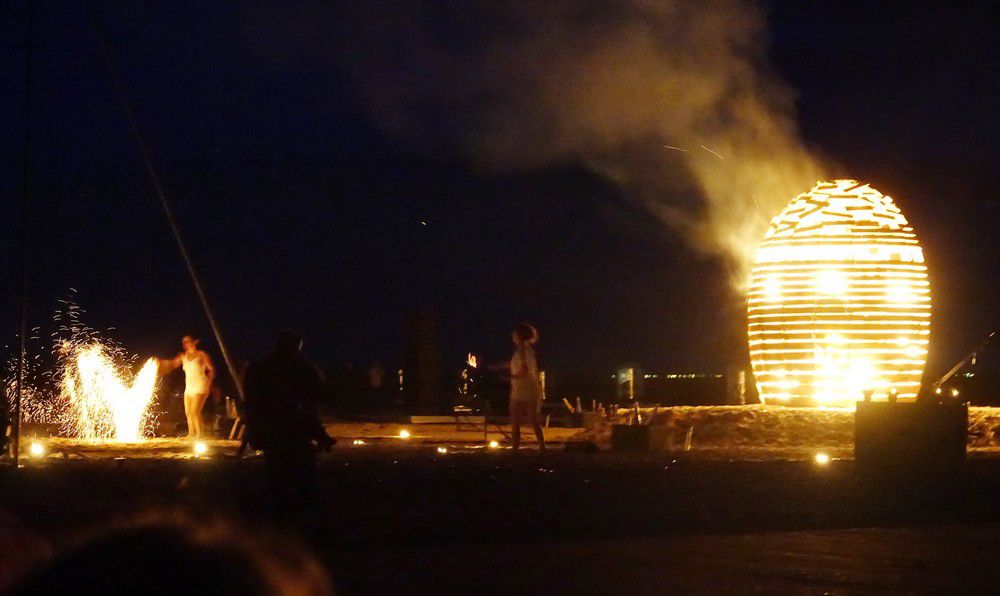 Un feu de la Saint-Jean original, "L'oeuf du Phénix"...