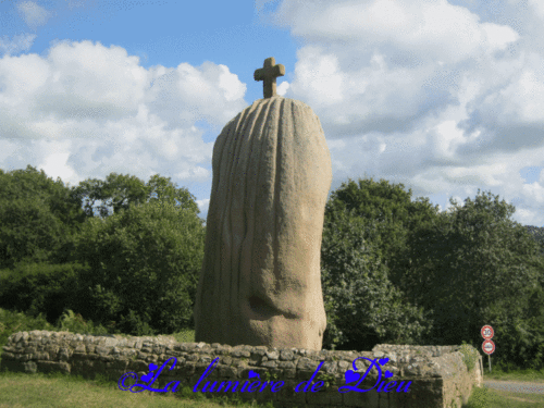 Pleumeur-Bodu, menhir de Saint Uzec