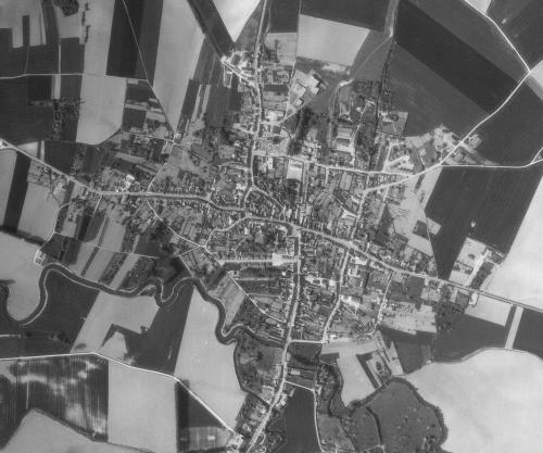 Crécy-sur-Serre - Centre-ville en 1980, vue d'ensemble avec la Serre qui sillonne en bas (remonterletemps.ign.fr)