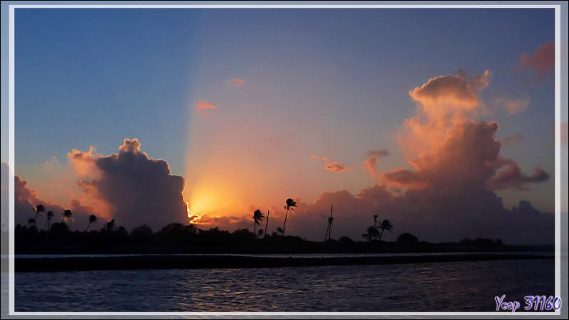 Vues panoramiques à partir du motu Aito au coucher de soleil - Fakarava sud - Polynésie française