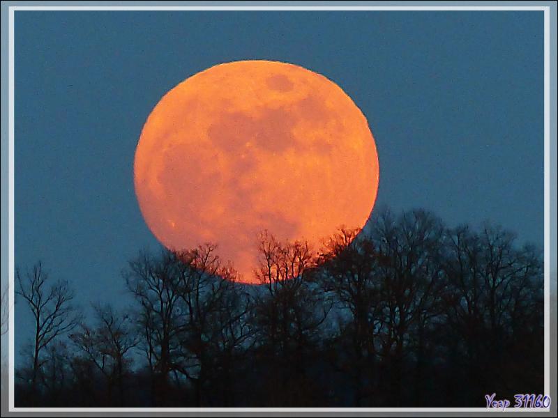 Lever (23/01/2016, 17 h 55) de la presque pleine Lune du 24/01 à 1 h 45 vue au coucher (16 h 31) du Soleil
