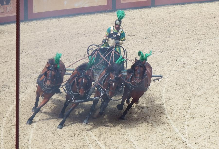 Le signe du triomphe au puy du fou 