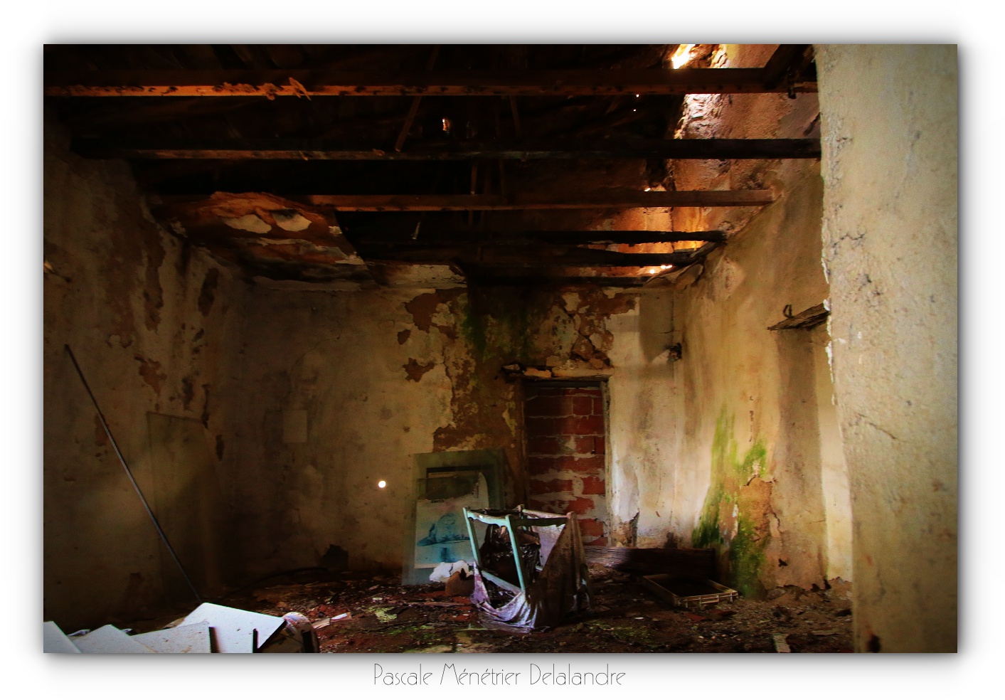 Urbex en Cévennes, Gard (2/4) - Le restaurant et son salon.