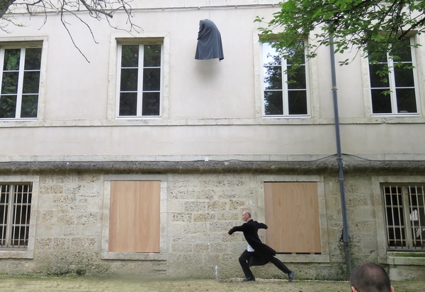 Le dernier spectacle de la saison du Théâtre Gaston Bernard a eu  lieu en plein air, sur la façade de l'hôtel de ville de Châtillon sur Seine...