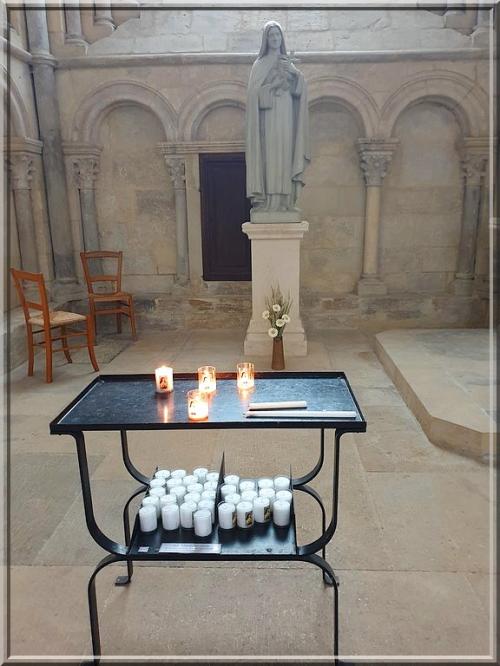 1034 - Vézelay sous la pluie,  dans l’Yonne (89)  Suite Art.1033