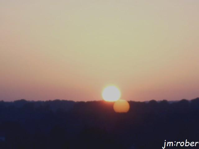 Descente ou coucher du soleil à l'horizon