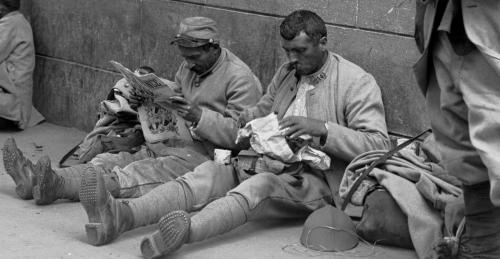 La Grande Guerre expliquée en images. Poilus permissionnaires 1916