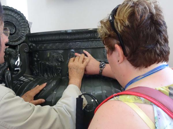Un groupe de mal-voyants a visité le Musée du Pays Châillonnais-Trésor de Vix