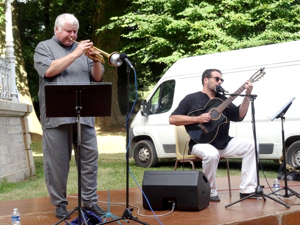 Thierry Caens, Daniel Fernandez et Nicolas Fourgeux ont donné un superbe concert au jardin de la Mairie....