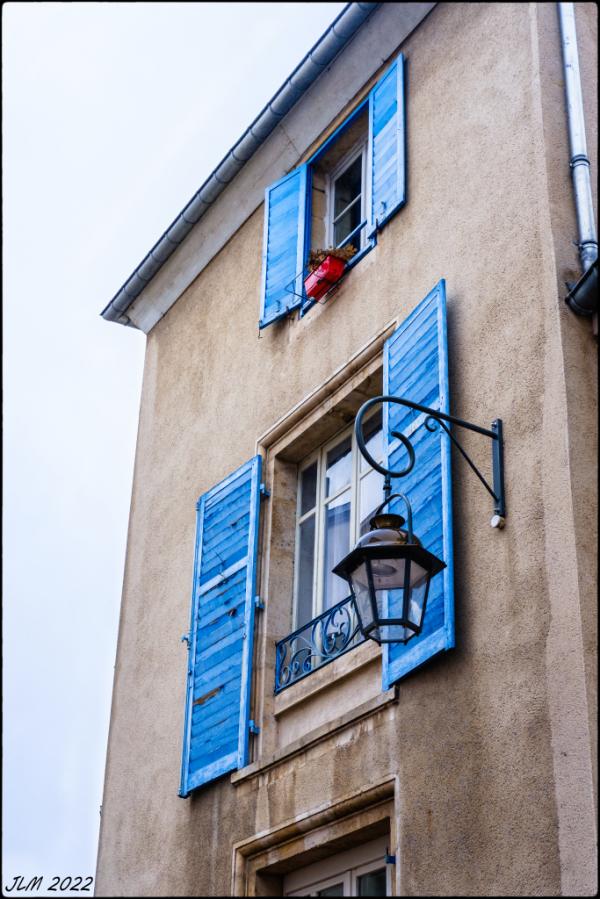 Volets Bleus, Jardinière Rouge !