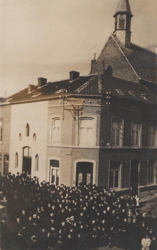 Enterrement du Père Antoine - rassemblement au temple