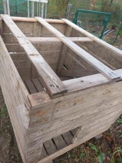 poulailler fait avec des matériaux de recyclage