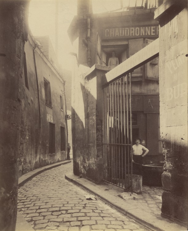 Atget Paris Entre du passage de la Runion 1 et 3 Rue du Maure 3 arrondissement 612x750 Le Paris de 1900 par Atget 