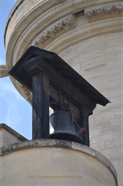 La cloche de l'horloge de Charles V sur le châtelet du donjon