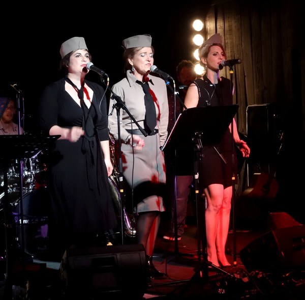 Le bal-vintage  "the BOO", de la Compagnie des Gens a enthousiasmé les danseurs... et les amateurs de pop-rock !...