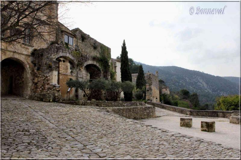 Oppède-le-Vieux Vaucluse Place de la Croix