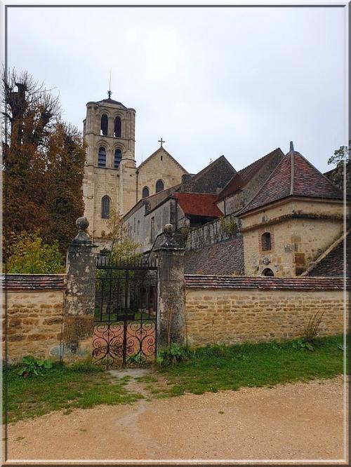 1034 - Vézelay sous la pluie,  dans l’Yonne (89)  Suite Art.1033
