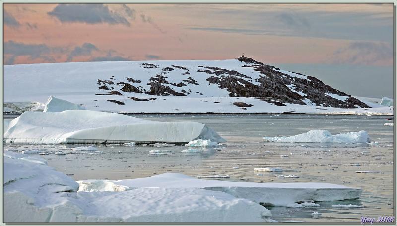 08/03/2022 : l'adieu à Booth Island avec un beau coucher de soleil et un dernier regard sur le cairn Charcot - Péninsule Antarctique