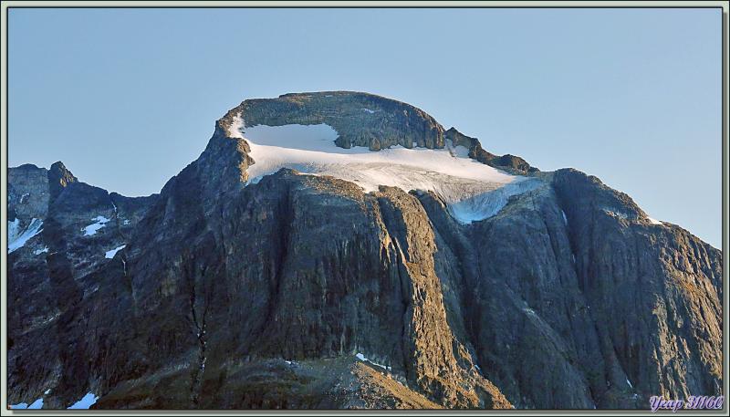 Quelques belles montagnes bordant le Fjord de Kangerlussuaq (Søndre Strømfjord) - Groenland