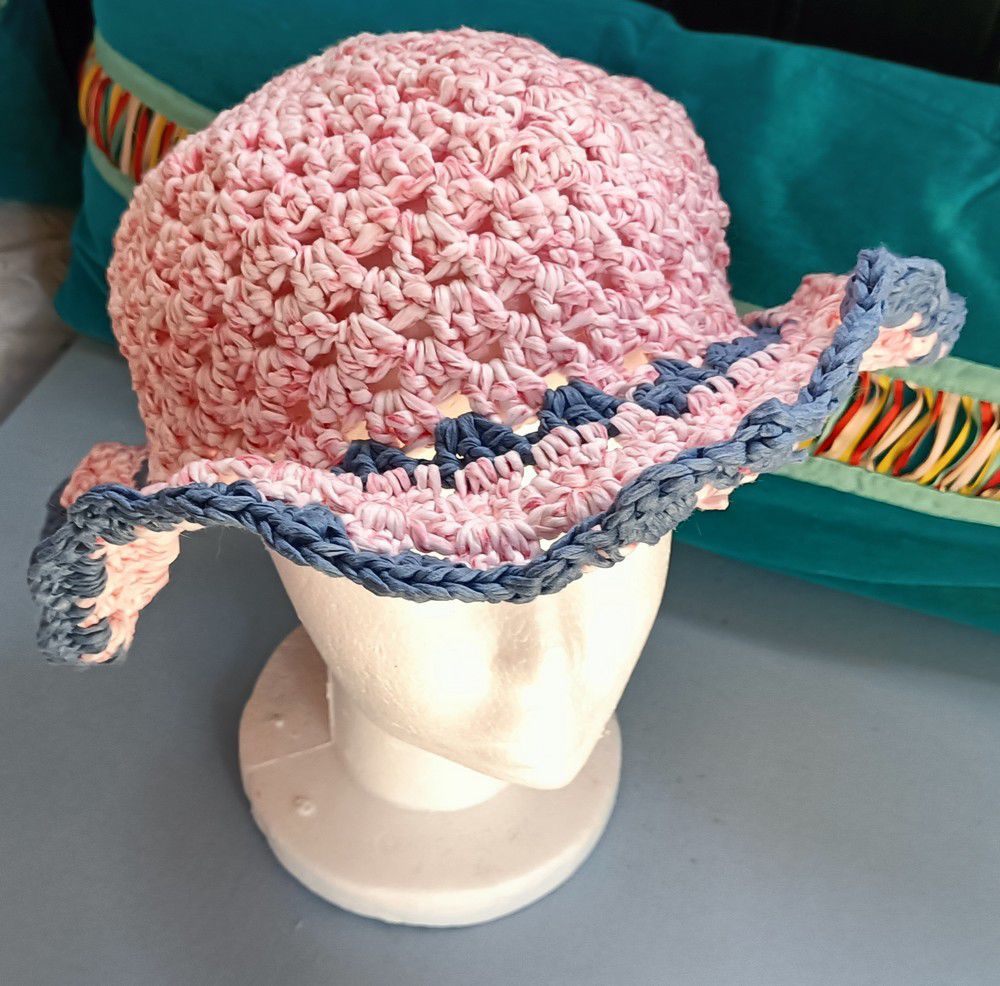 Deux chapeaux en raphia - juillet 2024...