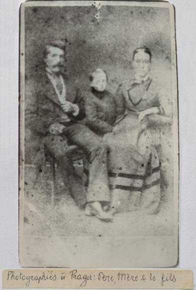Photo de Père et Mère & le fils à Praga - recto (Archives Temple de Retinne)