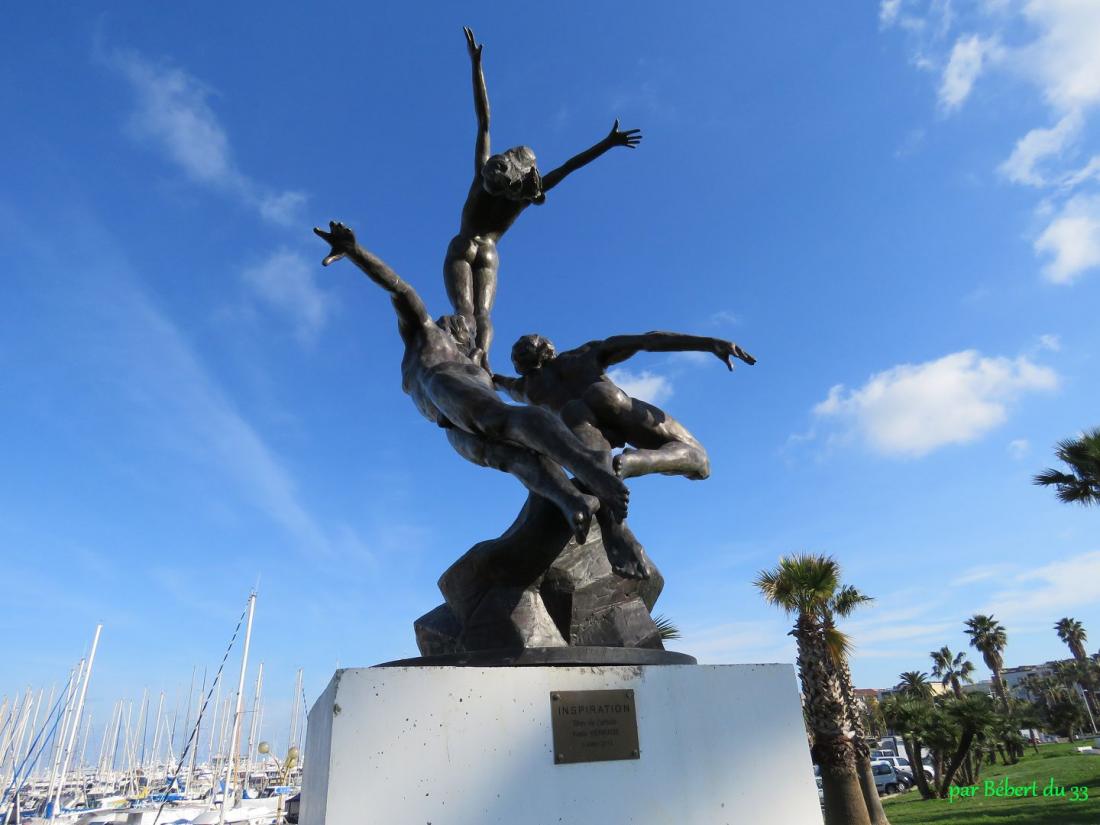 une statue à Antibes