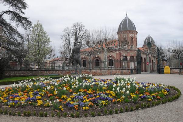 En rentrant at home à travers le parc Rochegude