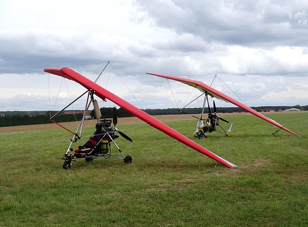 Un beau rassemblement d'U.L.M. au terrain d'aviation de Châtillon sur Seine...