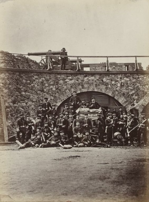 Le Fort d'Aubervilliers. Vue intérieure des casemates avec un groupe de Prussiens - Les ruines de Paris et de ses environs, 1870-1871 / cent photographies par A. Liébert ; texte par Alfred d' Aunay: 