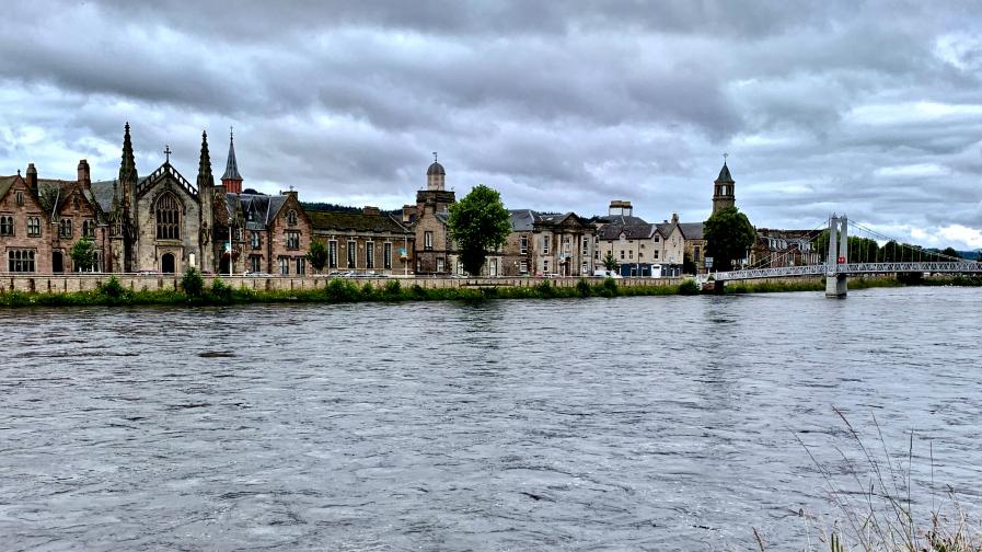  Sur les rives de Ness , l'église catholique Sainte Mary's Roman et le pont  Greig