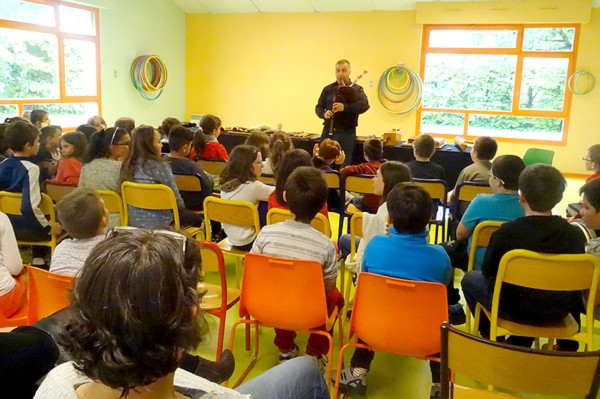 A l'initiative de l'association "Châtillon-Scènes, François Tainturier, Directeur du Laostic, est venu présenter des instruments anciens aux élèves des écoles Louis Cailletet et Francis Ca