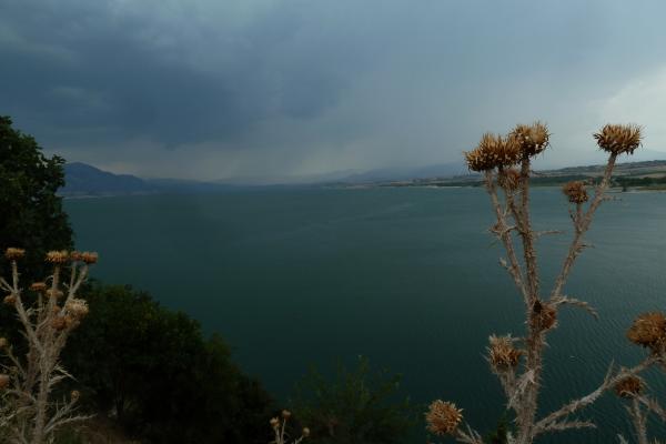 Le lac Polyphytos un peu avant l'orage * Η λίμνη του Πολυφύτου