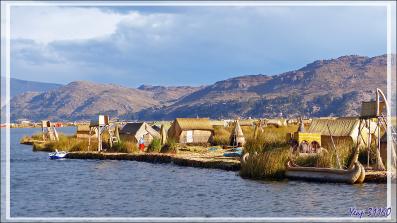 Au retour vers Puno nous traversons les îles flottantes Uros au soleil du soir - Lac Titicaca - Pérou